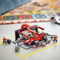 F1®-varikkopysähdys ja varikkomiehistö sekä Ferrari-auto